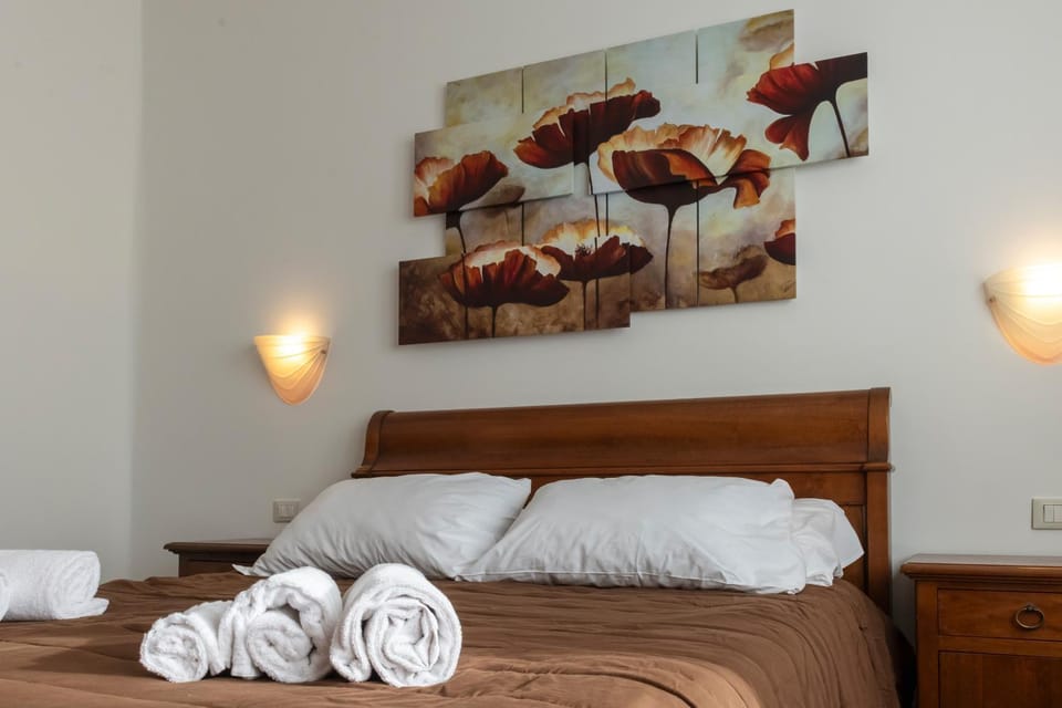 Bed, Photo of the whole room, Decorative detail, Bedroom, towels