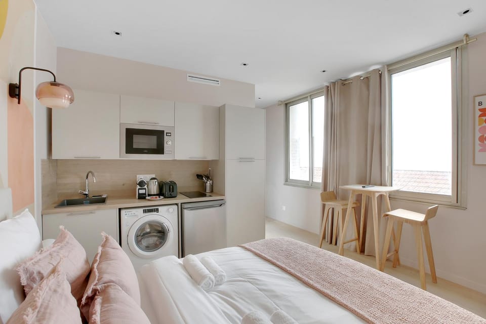Facade/entrance, Bed, Dining area