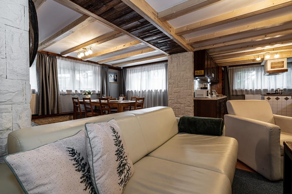 Communal lounge/ TV room, Kitchen or kitchenette, Living room, Seating area, Dining area