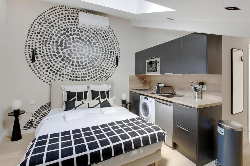 Cozy, Air-Conditioned Studio in Neuilly Apartment in Paris