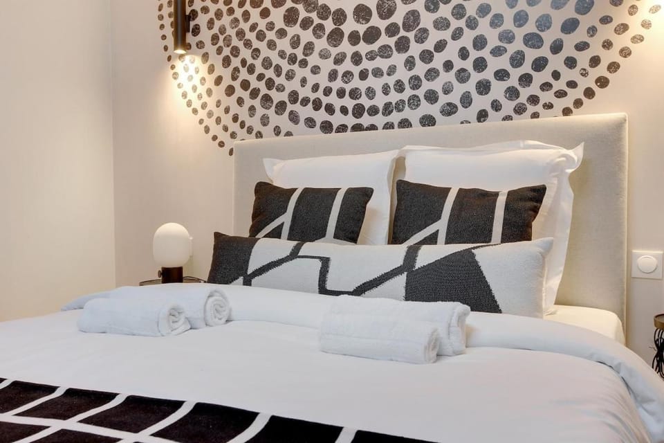 Cozy, Air-Conditioned Studio in Neuilly Apartment in Paris