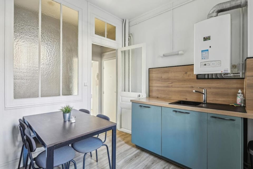 Kitchen or kitchenette, Dining area, minibar, stove