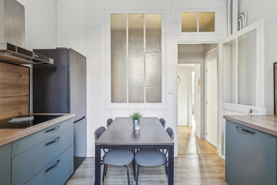 Kitchen or kitchenette, Dining area, minibar, oven, stove
