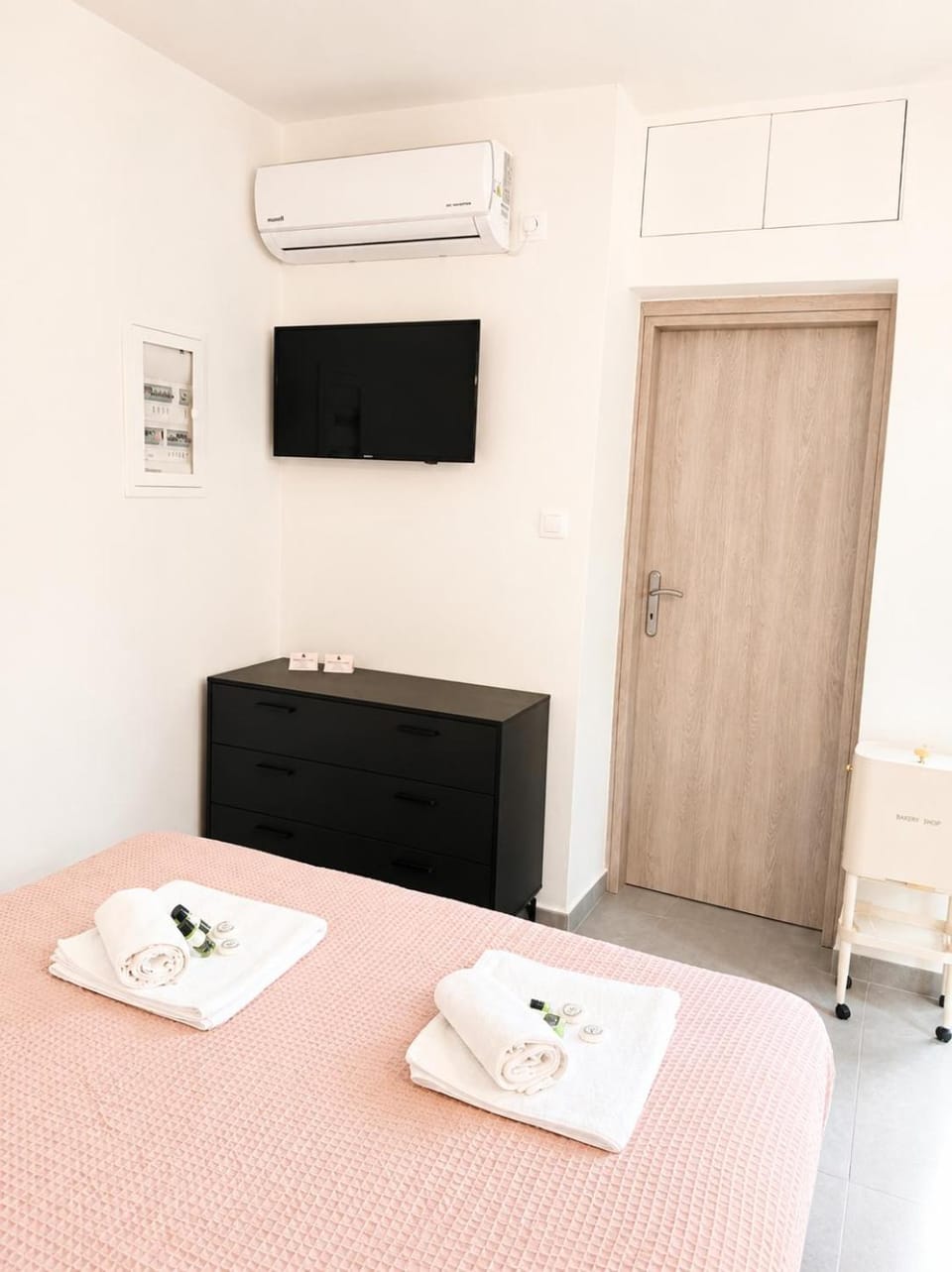 Bed, TV and multimedia, Bedroom, towels, air conditioner