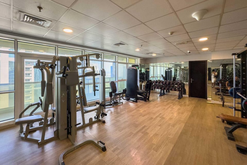 Free housekeeping visits during your stay - StayShort - Trendy 1BR in JLT that Sleeps 4 with Lake Views Apartment in Dubai
