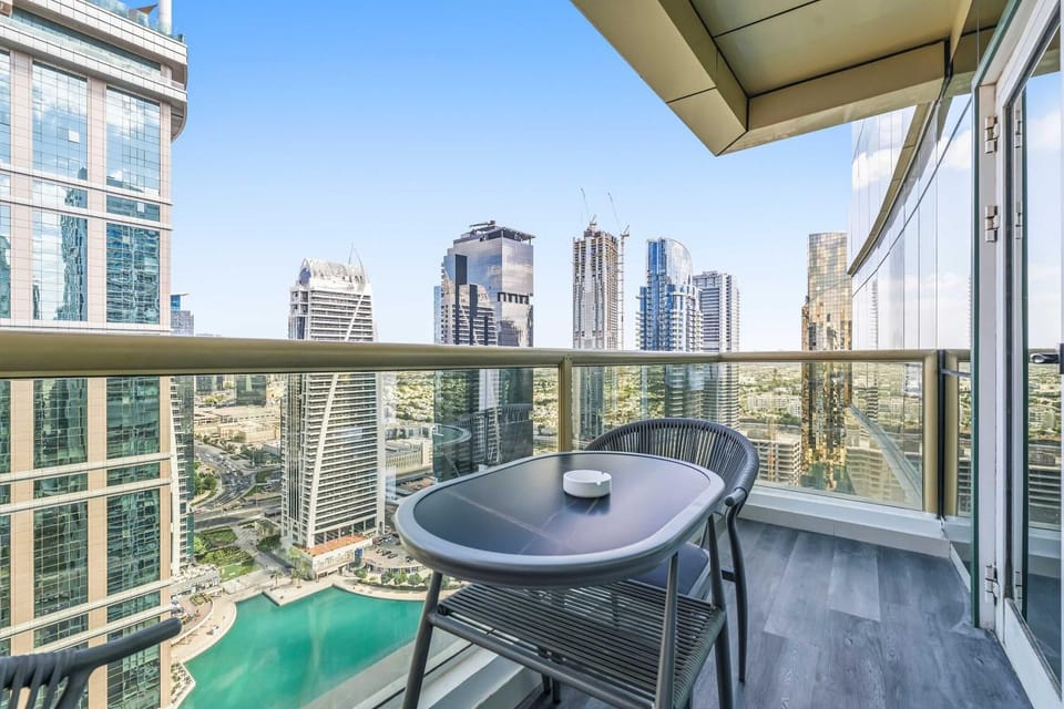 Free housekeeping visits during your stay - StayShort - Trendy 1BR in JLT that Sleeps 4 with Lake Views Apartment in Dubai