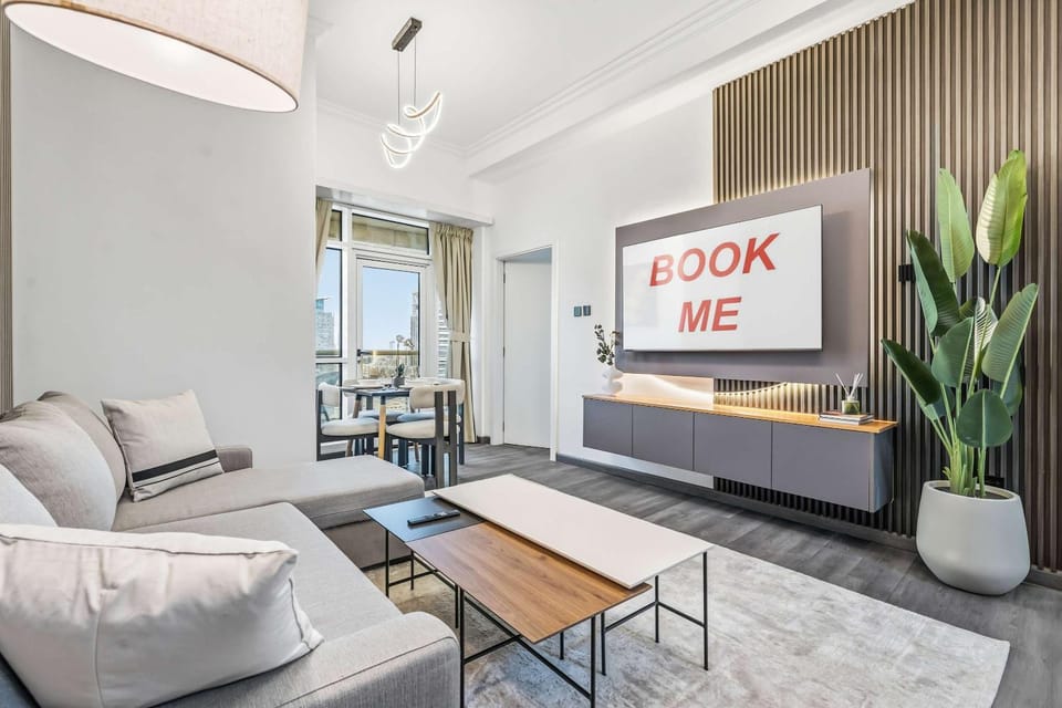 Free housekeeping visits during your stay - StayShort - Trendy 1BR in JLT that Sleeps 4 with Lake Views Apartment in Dubai