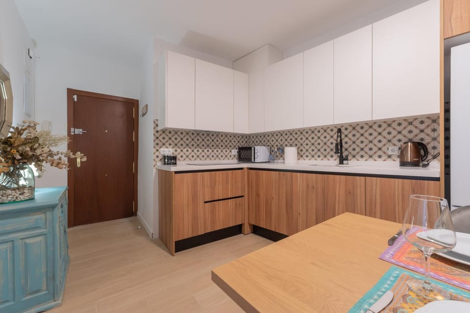 Coffee/tea facilities, Kitchen or kitchenette, dishwasher, minibar, oven, stove