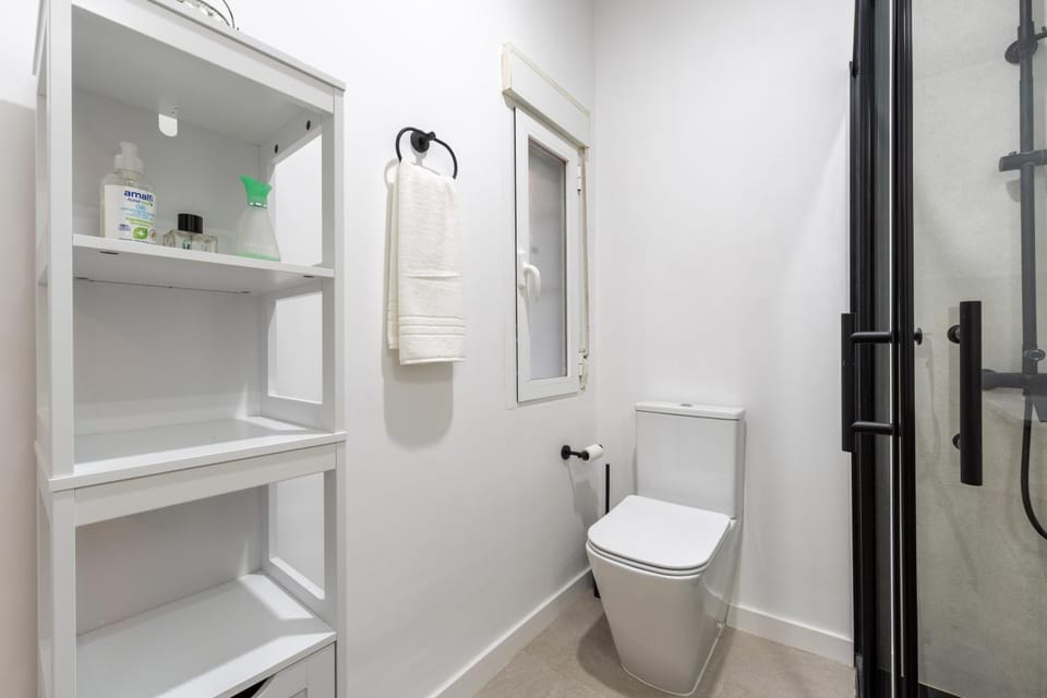 Shower, Toilet, Bathroom, towels