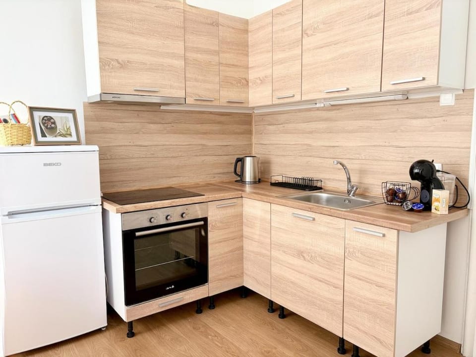 Coffee/tea facilities, Kitchen or kitchenette, oven, stove