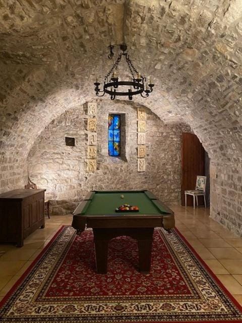 Billiard, Game Room