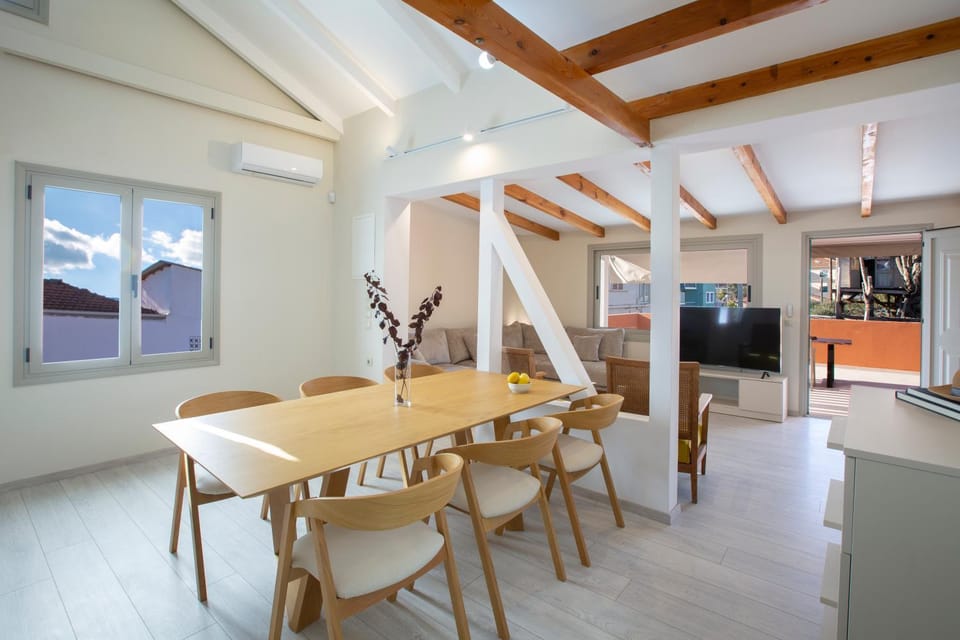 TV and multimedia, Living room, Seating area, Dining area