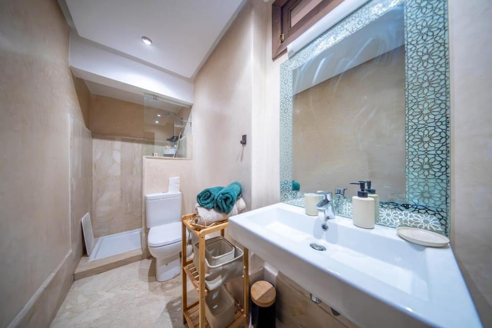 Shower, Toilet, towels