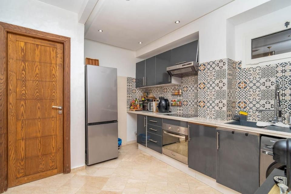 Coffee/tea facilities, Kitchen or kitchenette, oven, stove