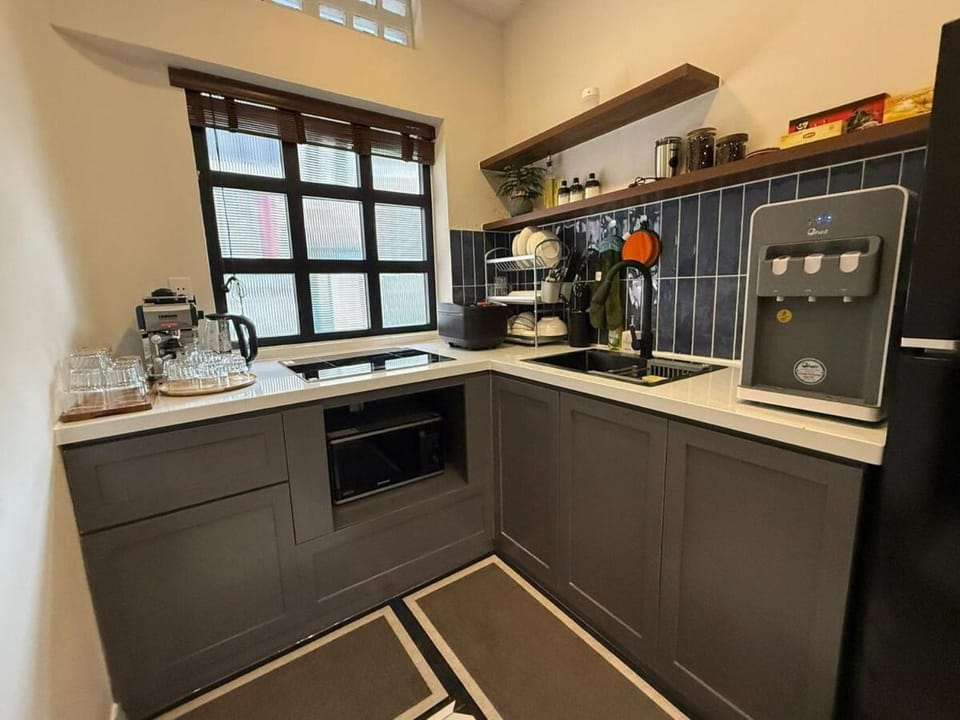 Coffee/tea facilities, Kitchen or kitchenette, minibar, stove