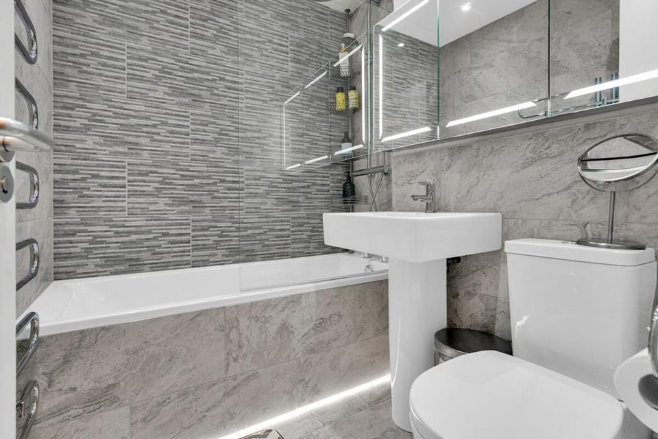 Stylish 4 Bedroom House with Canal Views - E14 Bed and Breakfast in London