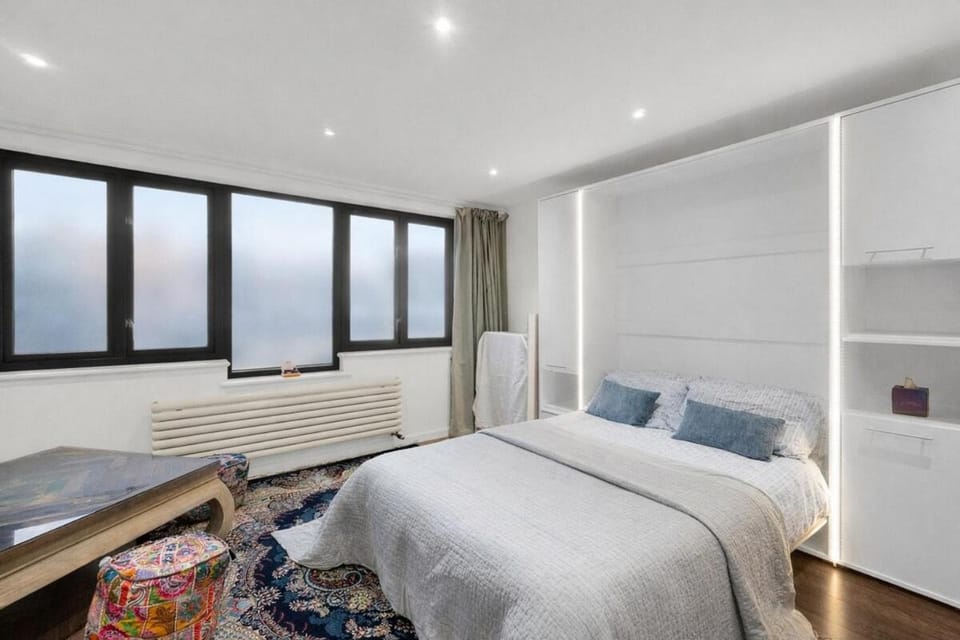 Stylish 4 Bedroom House with Canal Views - E14 Bed and Breakfast in London