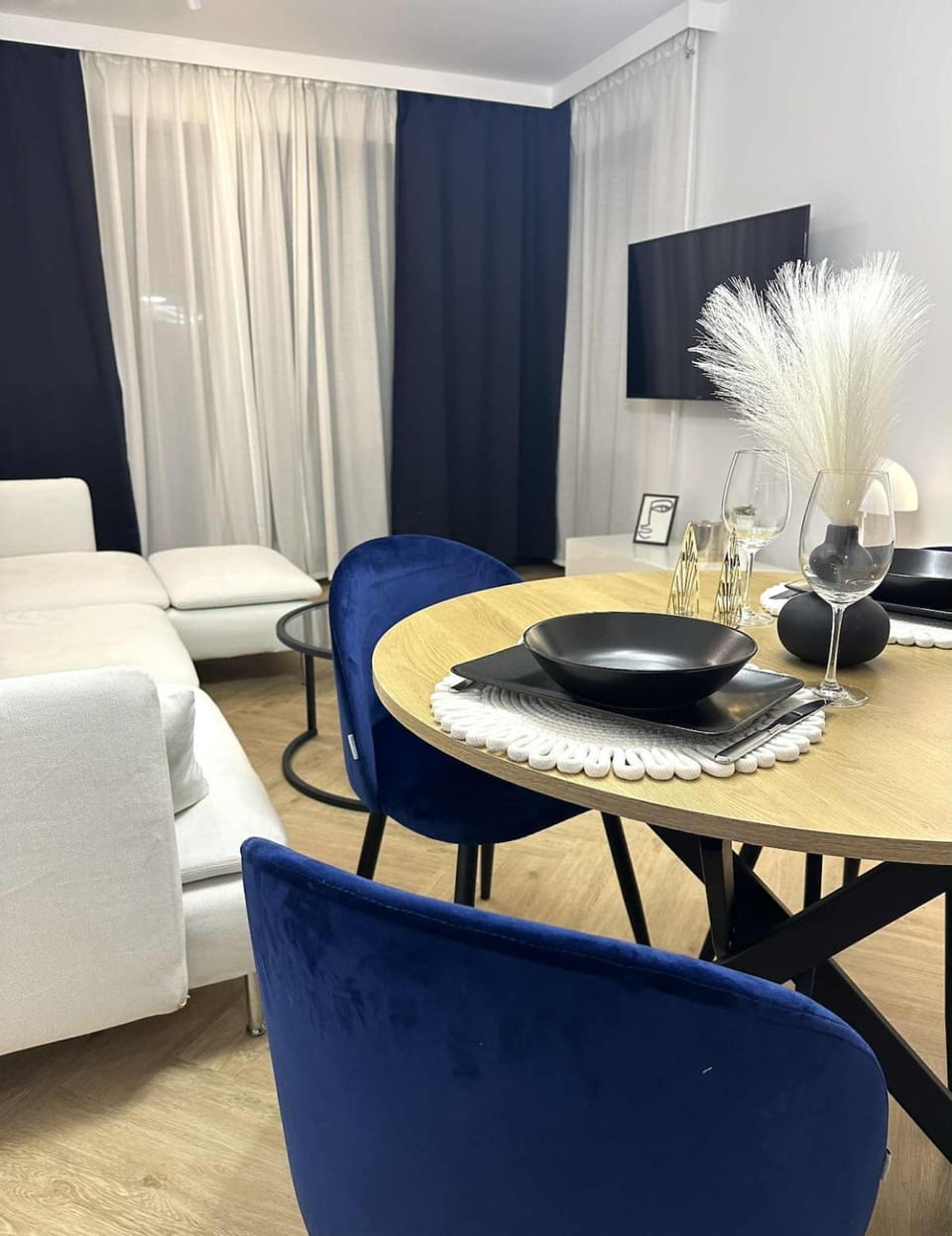 TV and multimedia, Living room, Seating area, Dining area