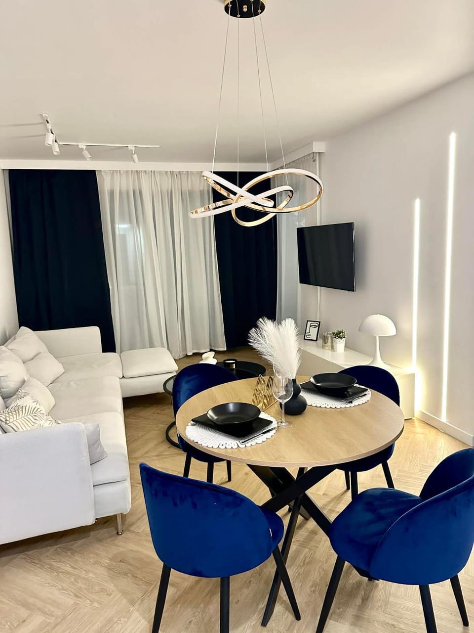 Communal lounge/ TV room, TV and multimedia, Living room, Lunch, internet