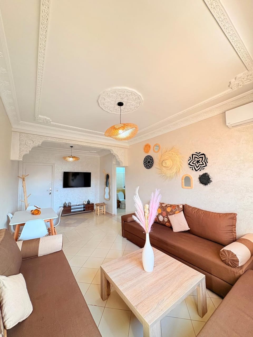 Communal lounge/ TV room, TV and multimedia, Living room, Seating area, air conditioner
