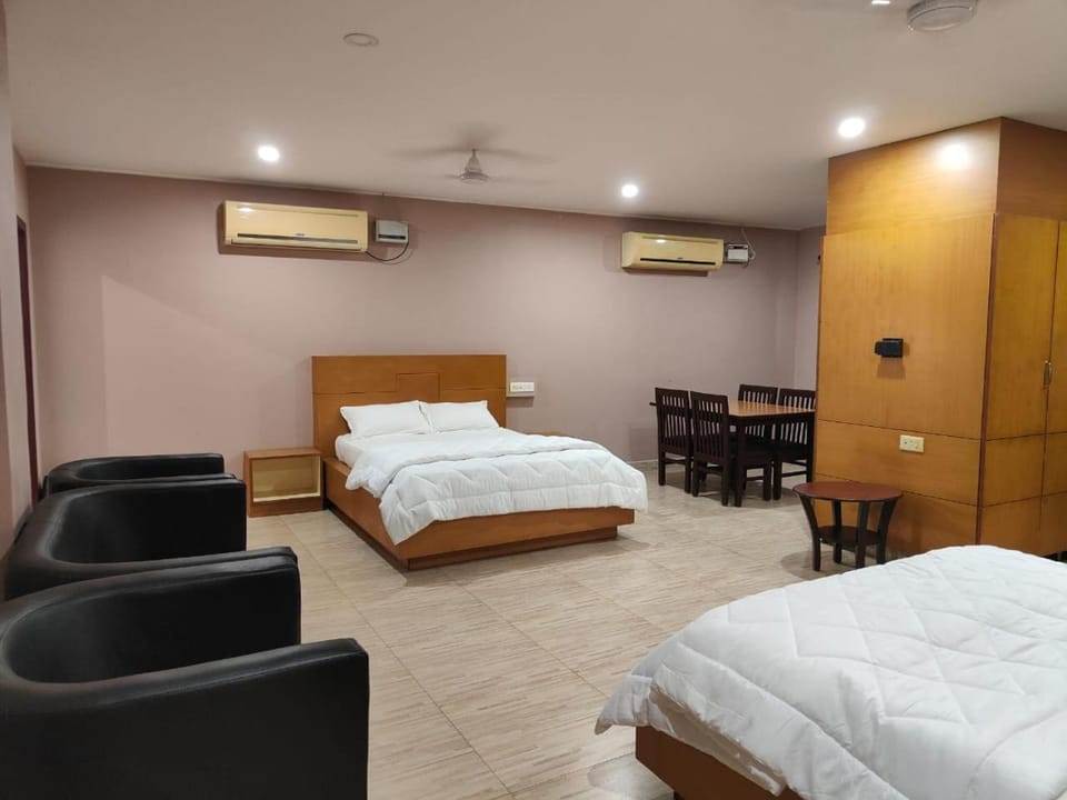 Bed, Living room, Photo of the whole room, Seating area, Bedroom, air conditioner