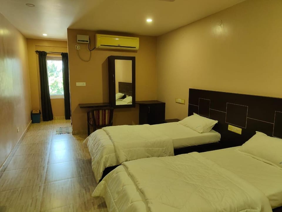 Bed, Photo of the whole room, Bedroom, air conditioner