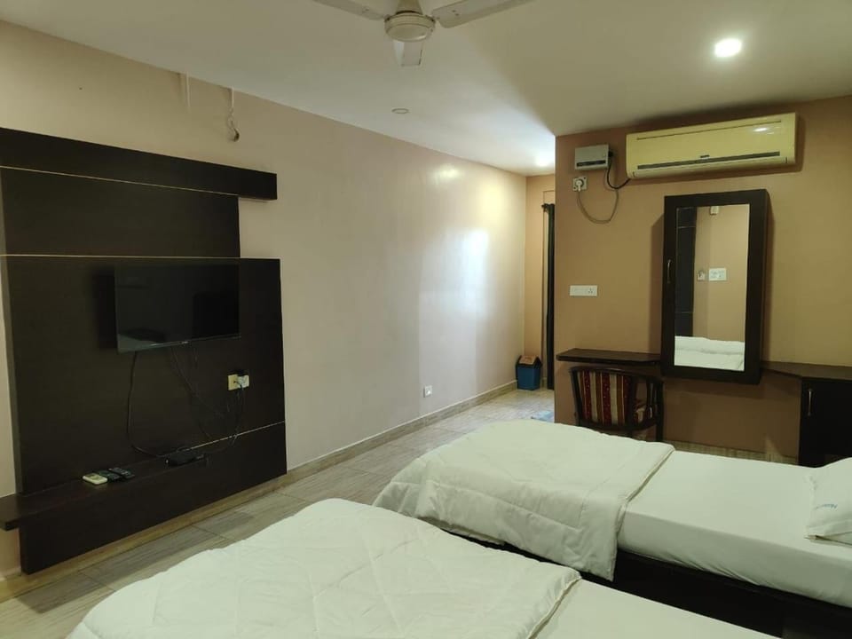 Bed, TV and multimedia, Photo of the whole room, Bedroom, fireplace, wardrobe, air conditioner