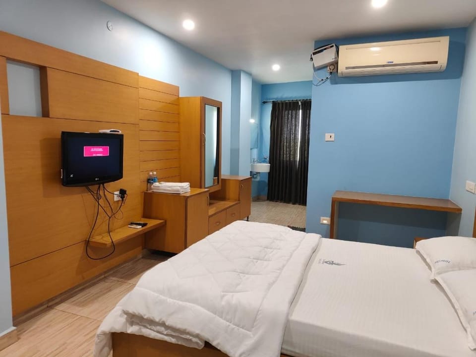 Bed, TV and multimedia, Photo of the whole room, Bedroom, air conditioner