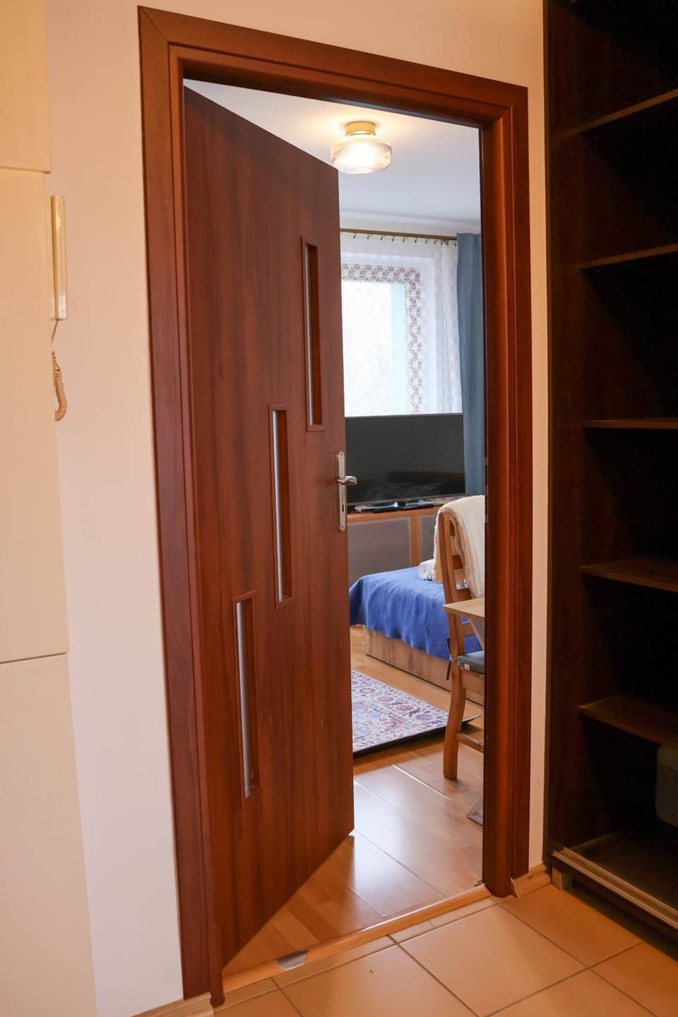 Bed, TV and multimedia, Photo of the whole room, Seating area, Bedroom, wardrobe