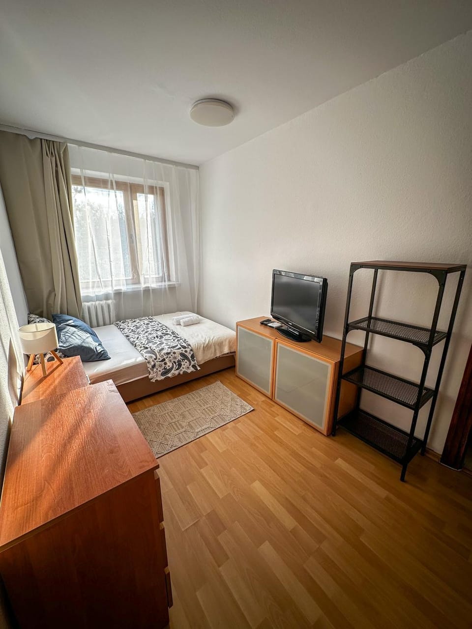 Bed, TV and multimedia, Photo of the whole room, Bedroom