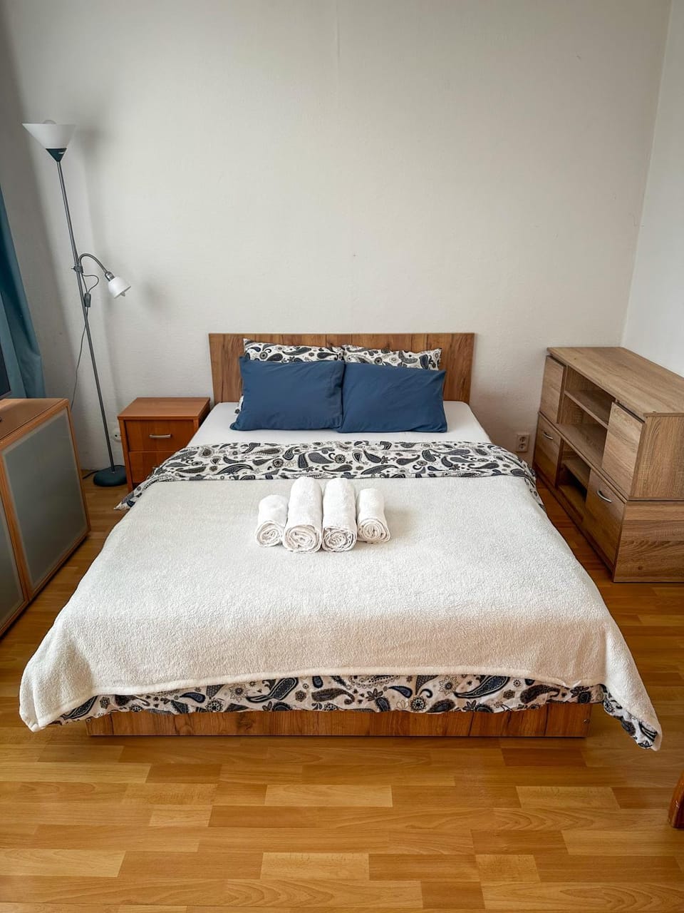 Bed, Photo of the whole room, Bedroom