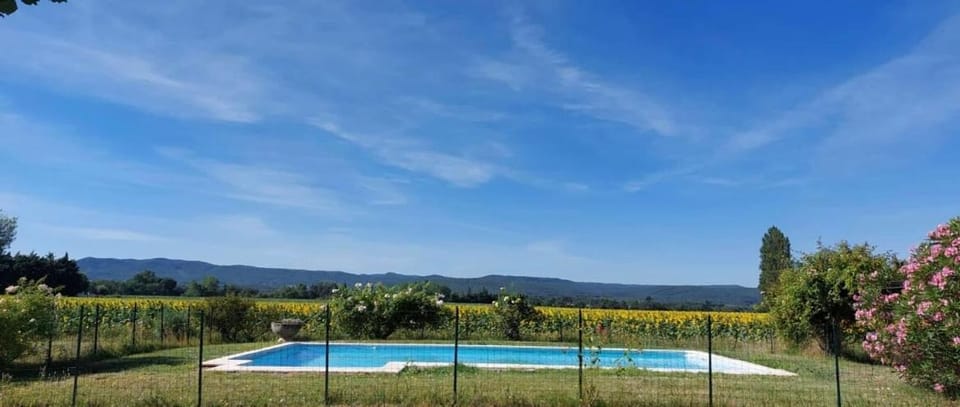 Maison Provençale au cœur des champs avec piscine Apartment in Provence