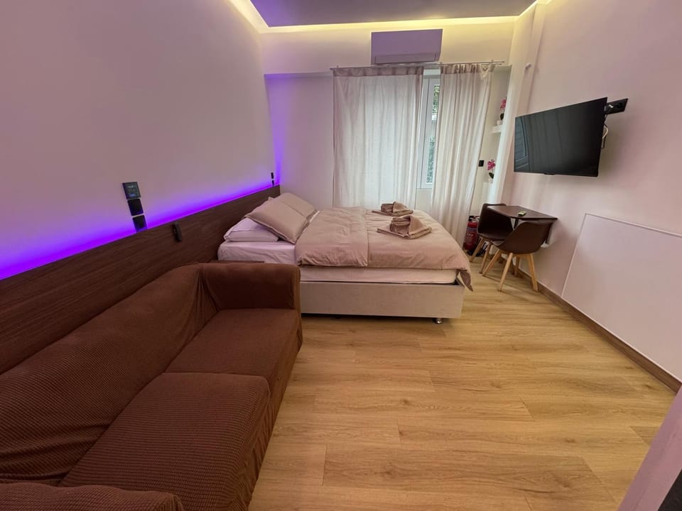 Bed, Living room, Photo of the whole room, Seating area, Bedroom