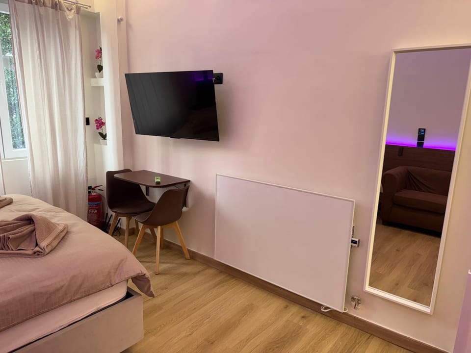 Bed, TV and multimedia, Living room, Photo of the whole room, Bedroom