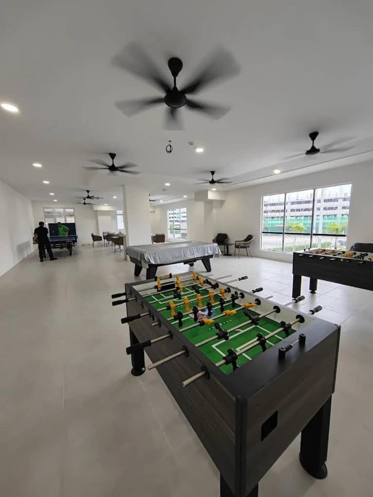 Billiard, Game Room