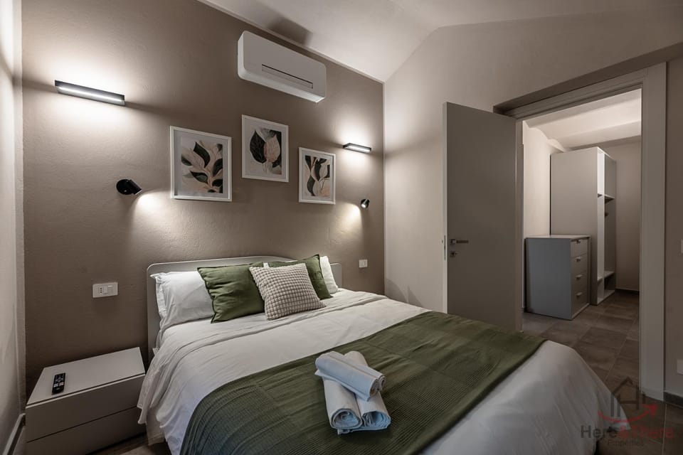 Bed, Bedroom, towels, air conditioner