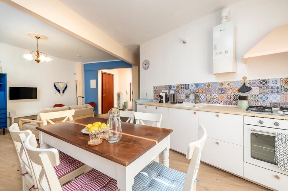 TV and multimedia, Kitchen or kitchenette, Living room, Seating area, Dining area, dishwasher, oven, stove