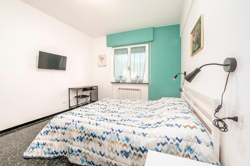 Bed, TV and multimedia, Photo of the whole room, Bedroom