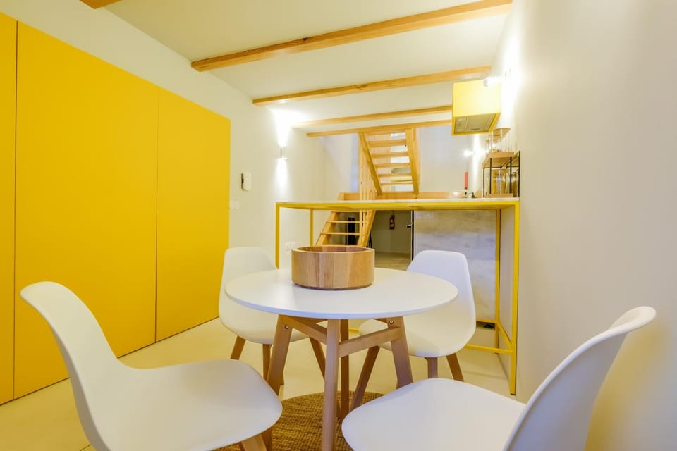 Kitchen or kitchenette, Dining area
