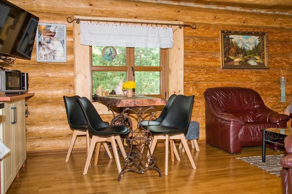 Drevenica pod vŕbami s farmou a zvieratami Chalet in Slovakia