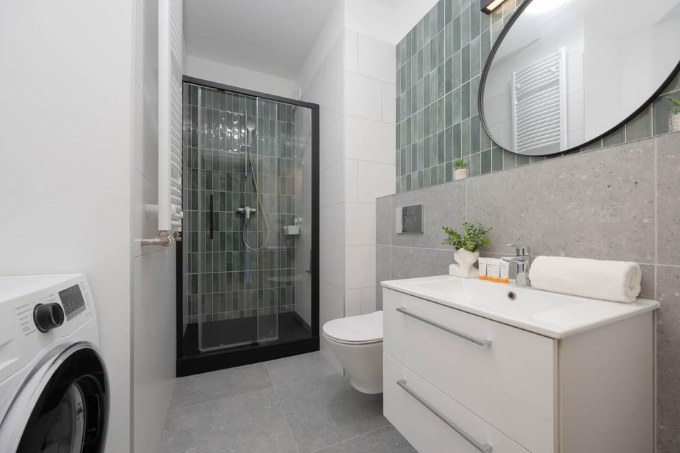 Shower, Toilet, Bathroom, towels, washing machine