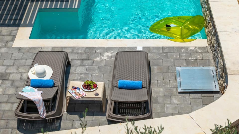 Pool view, Swimming pool, sunbed