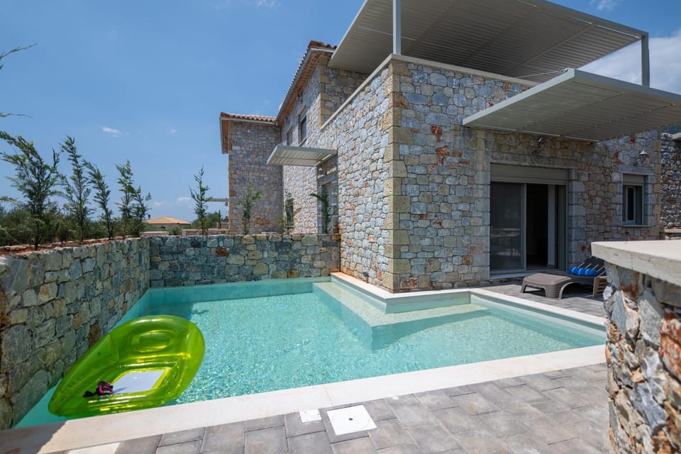 Property building, Swimming pool, sunbed