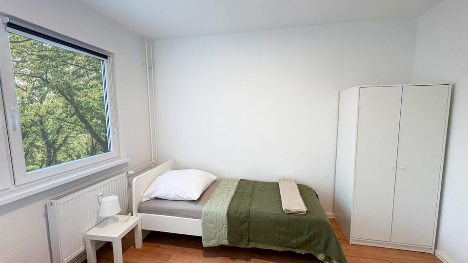 Neue Monteurwohnungen mit Küche, Wifi, Parkplätze, TV, Balkon, Supermarkt in der Nähe Apartment in Halle Saale
