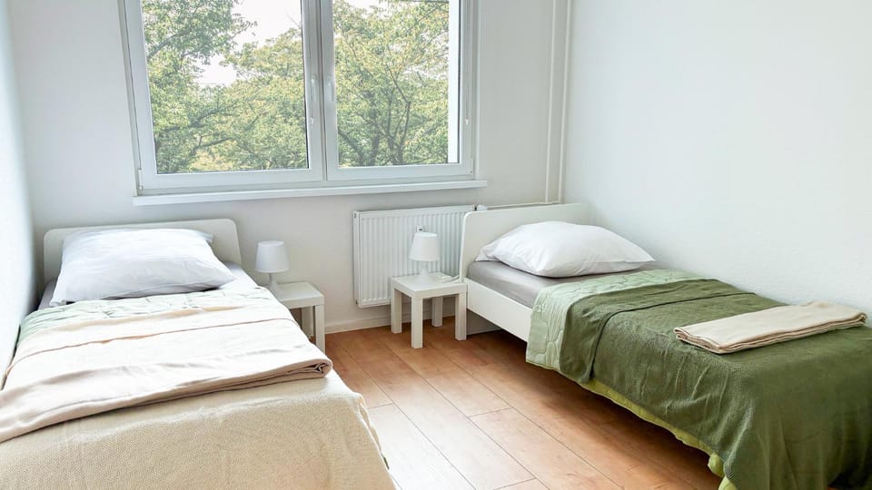 Neue Monteurwohnungen mit Küche, Wifi, Parkplätze, TV, Balkon, Supermarkt in der Nähe Apartment in Halle Saale