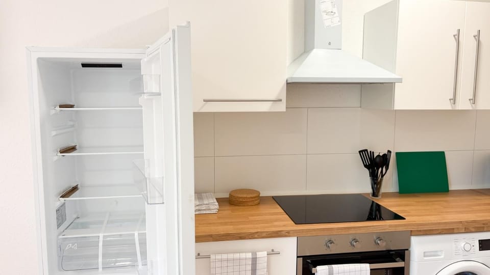 Neue Monteurwohnungen mit Küche, Wifi, Parkplätze, TV, Balkon, Supermarkt in der Nähe Apartment in Halle Saale