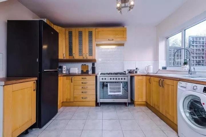 Kitchen or kitchenette, oven, stove, toaster, washing machine, dryer