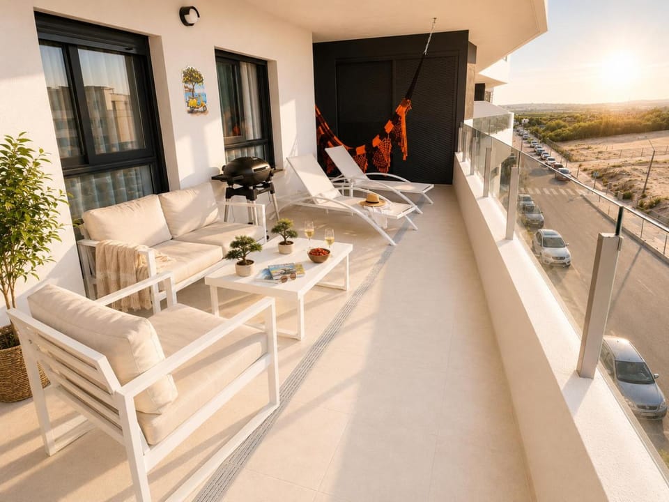 BBQ facilities, Balcony/Terrace, City view, Sunrise, Quiet street view, sunbed