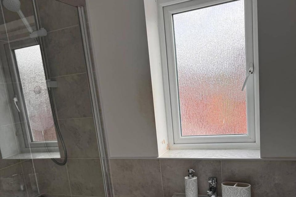 House - Sleeps 6 - Parking House in Coventry