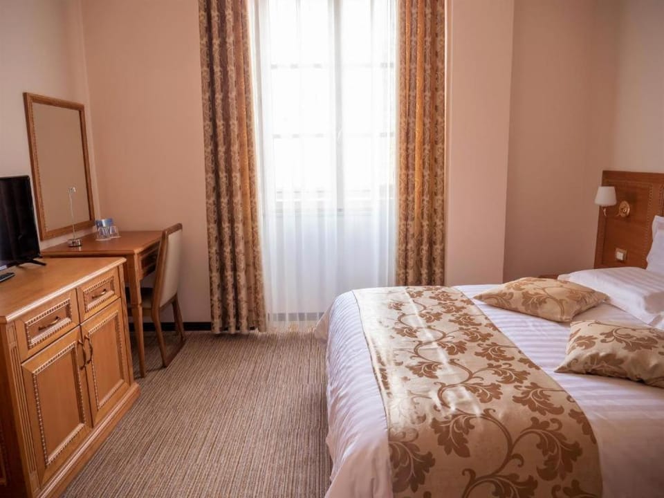Bed, TV and multimedia, Bedroom